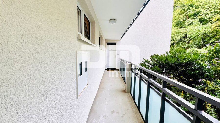 Umfangreich sanierte 4-Zimmerwohnung im EG mit Balkon in hervorragender Wohnlage - Zugang